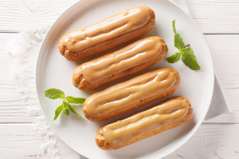 Éclairs au pralin et son glaçage caramel au beurre-salé