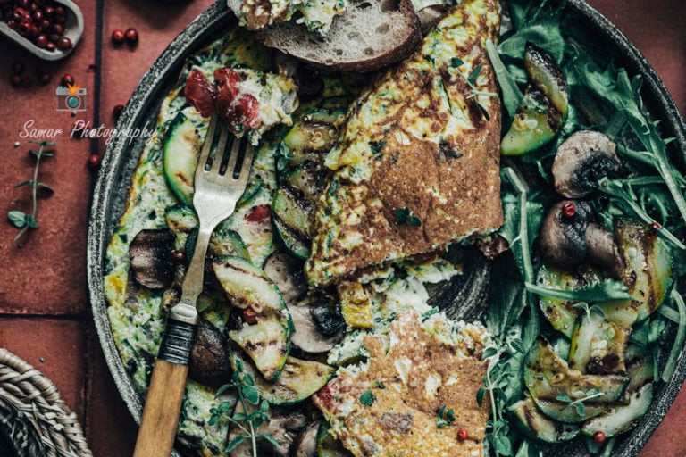 Omelette aux courgettes, champignons et fromage