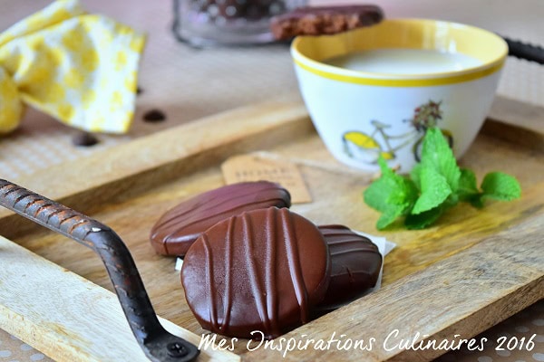 Biscuits sablés rayés à la menthe et au chocolat