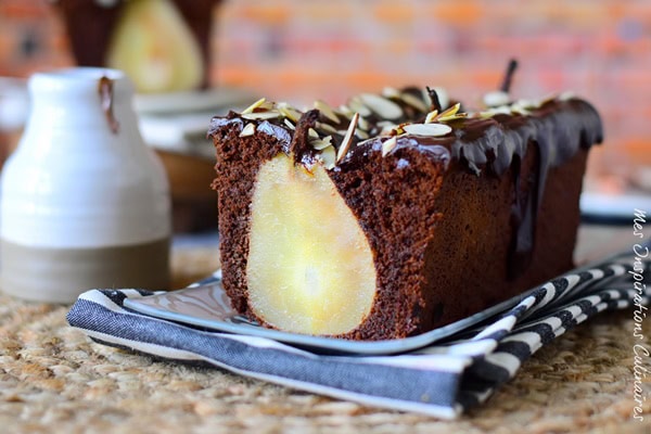 Gâteau au chocolat et poires entières