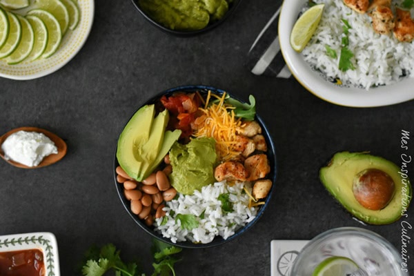 Burritos bowl au poulet, haricots rouges et avocat