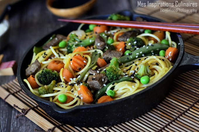 Nouilles chinoises sautées aux légumes et boeuf, recette rapide
