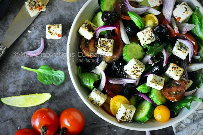 Salade de concombre et tomate à l’oignon rouge et chèvre