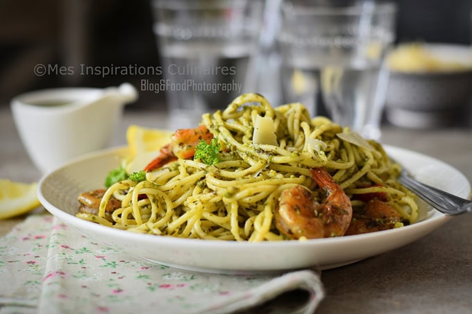 Pâtes au pesto maison et crevettes sautées (idée recette rapide)