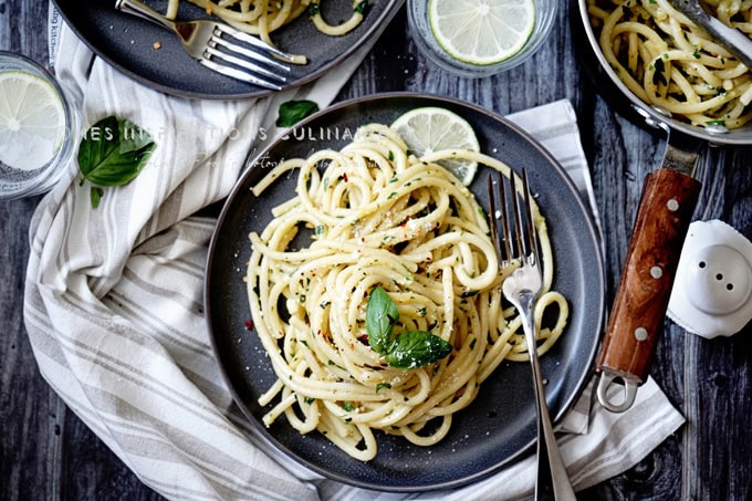 Bucatini au beurre et herbes fraîches