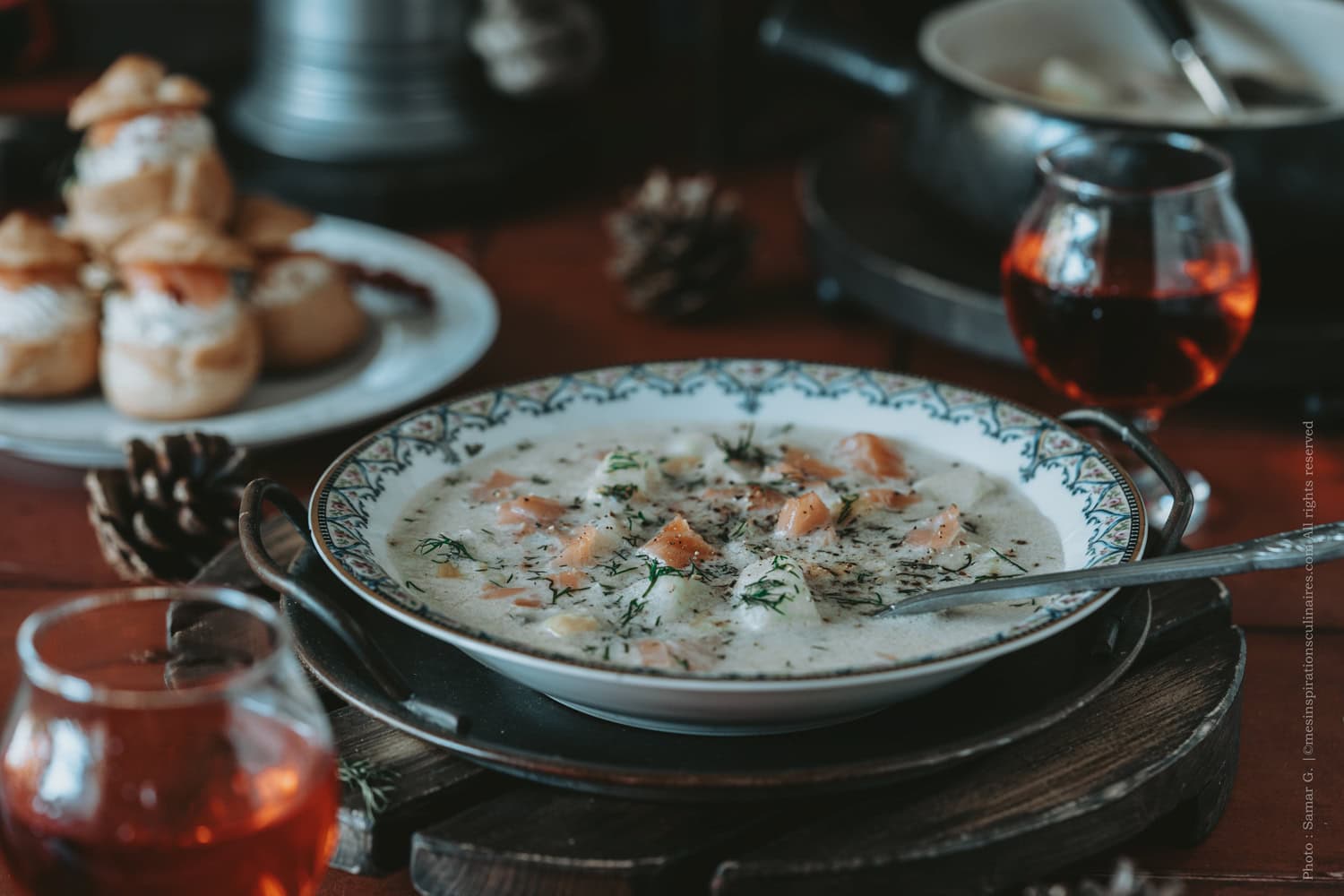 Potage de poireaux et pommes de terre au saumon fumé