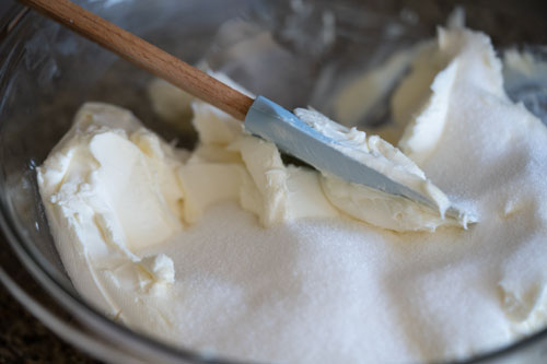 mélanger le cream cheese au sucre