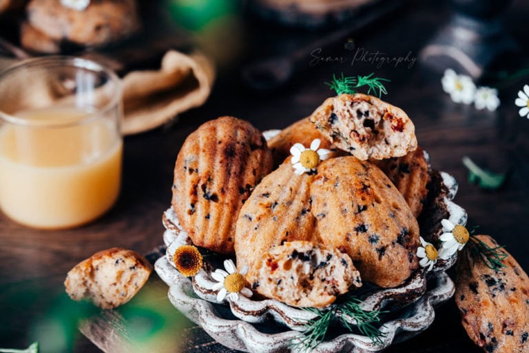 Madeleines salées, olives et tomates séchées