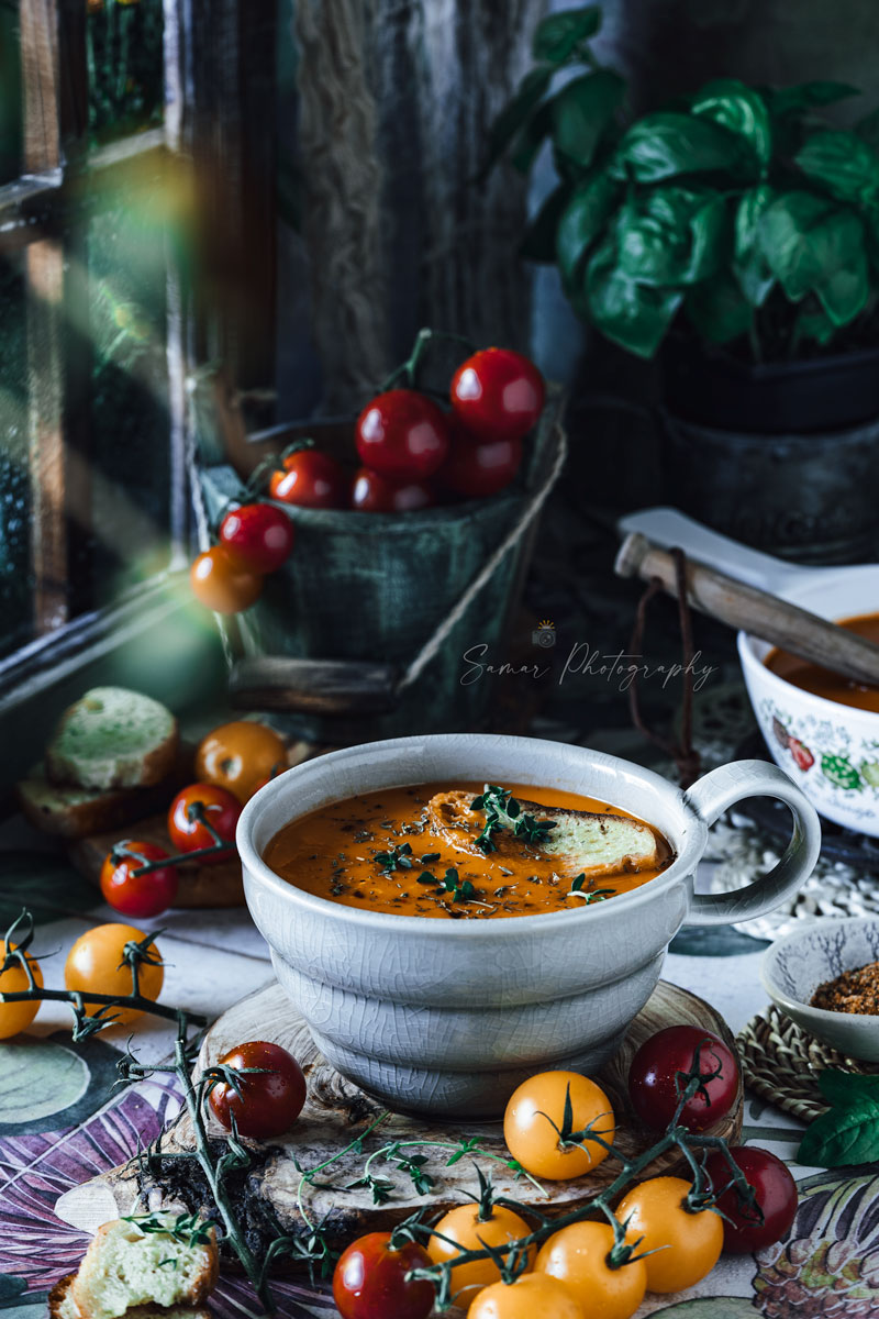 Soupe de tomates et poivron rouge rôtis