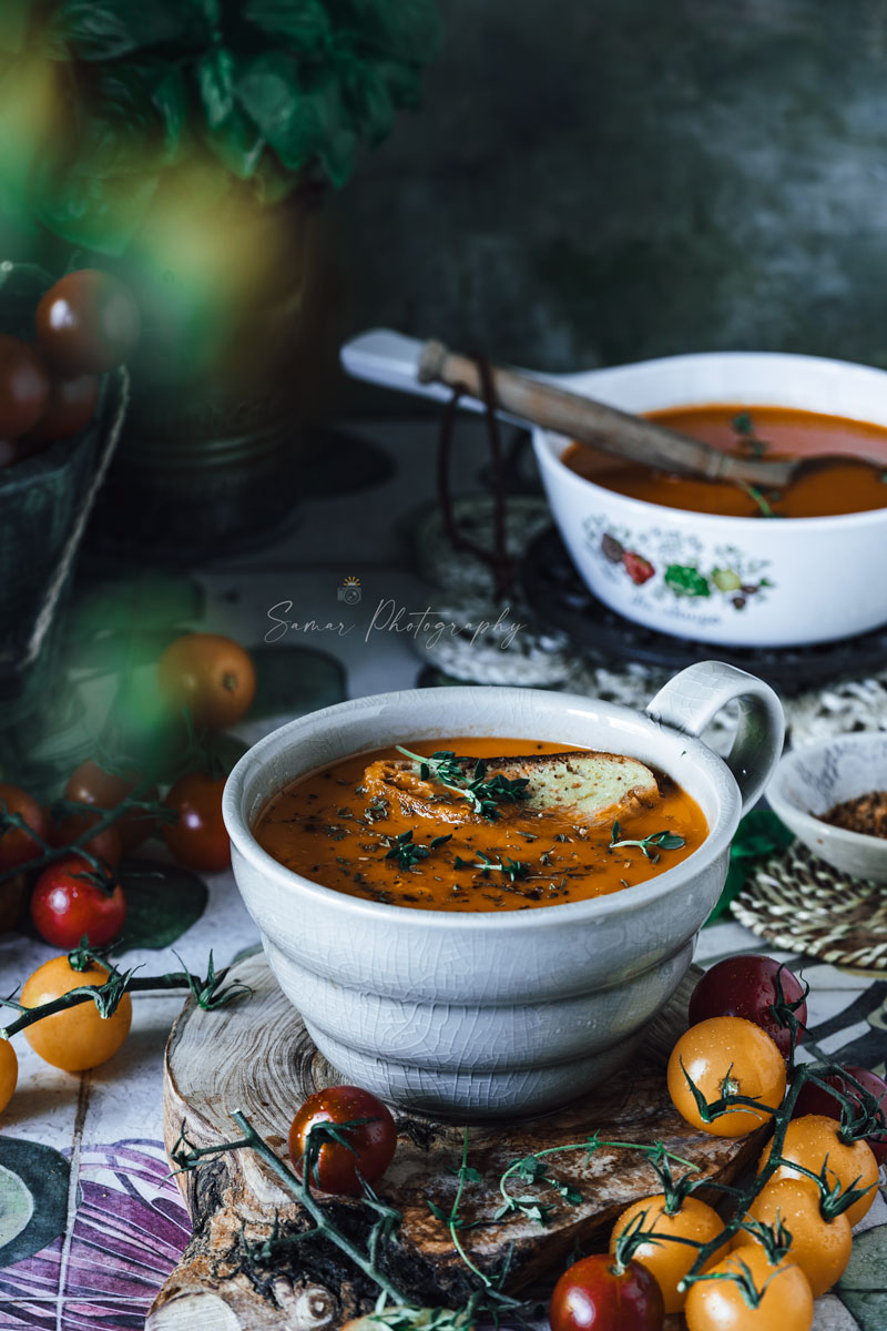Soupe à la tomate, poivron rouge rôti et ail