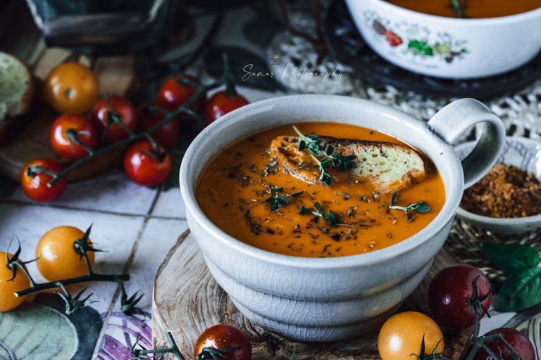 Soupe à la tomate, poivron rouge rôti et ail