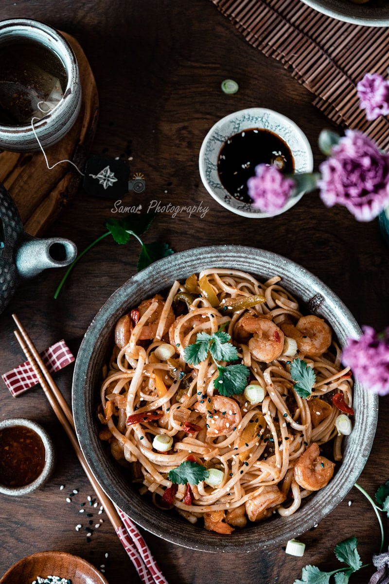 Nouilles sautées aux crevettes et légumes