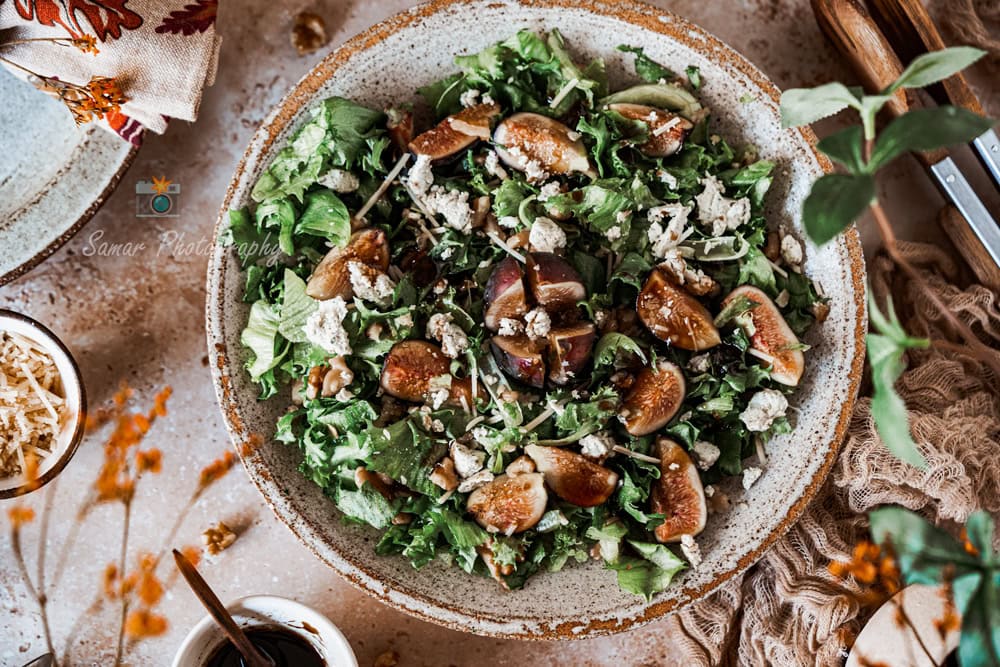 Salade aux figues fraîches, chèvre et cerneaux de noix