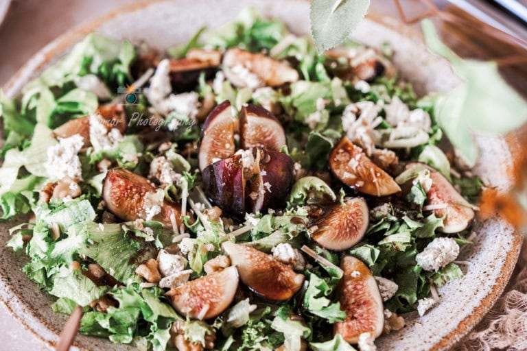 Salade aux figues fraîches, chèvre et cerneaux de noix