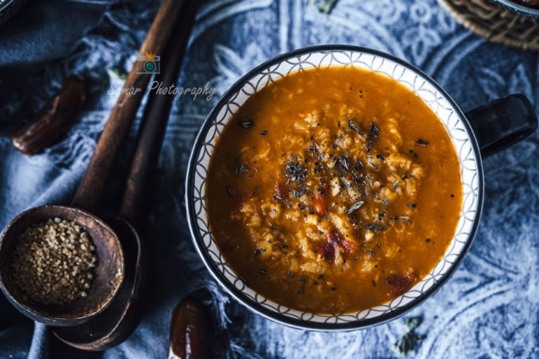 Soupe turque aux lentilles corail, boulgour et riz (Ezogelin çorbasi)