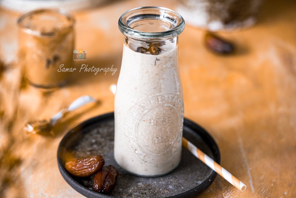 Milkshake à la banane, beurre de cacahuète et dattes