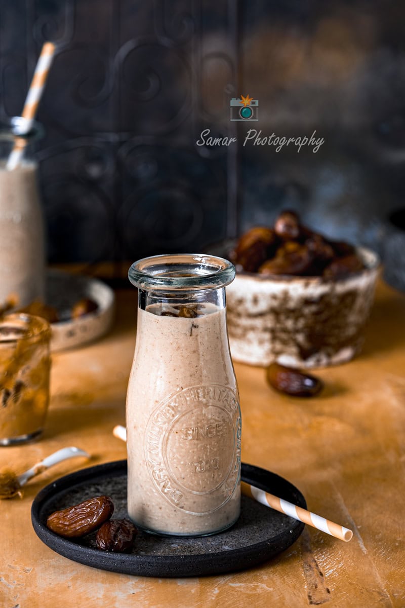 Milkshake à la banane, beurre de cacahuète et dattes