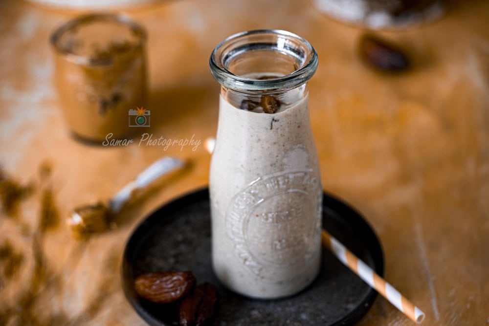 Milkshake à la banane, beurre de cacahuète et dattes