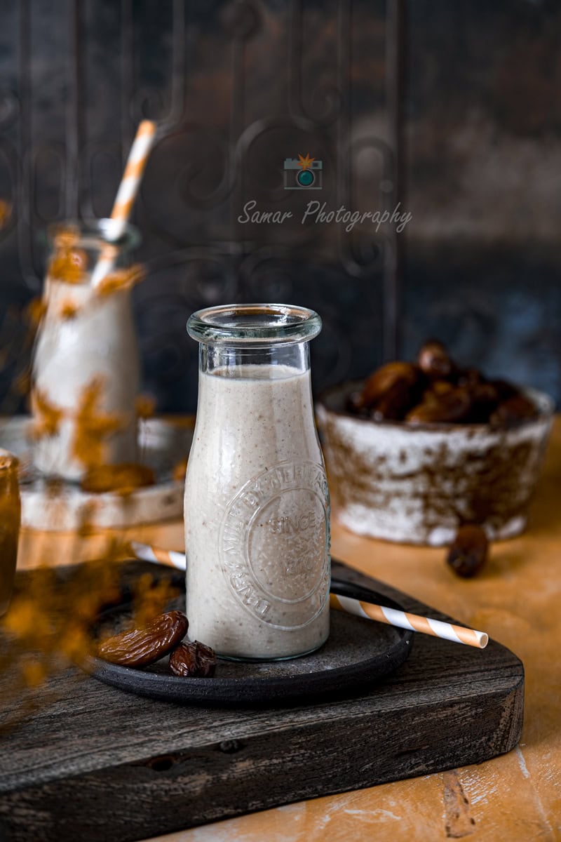 Milkshake à la banane, beurre de cacahuète et dattes