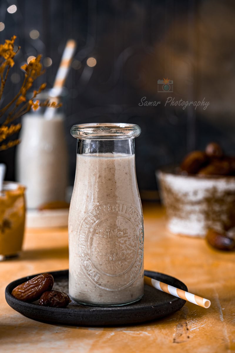 Milkshake à la banane, beurre de cacahuète et dattes