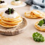 Blinis de pommes de terre maison, crème fraîche et caviar