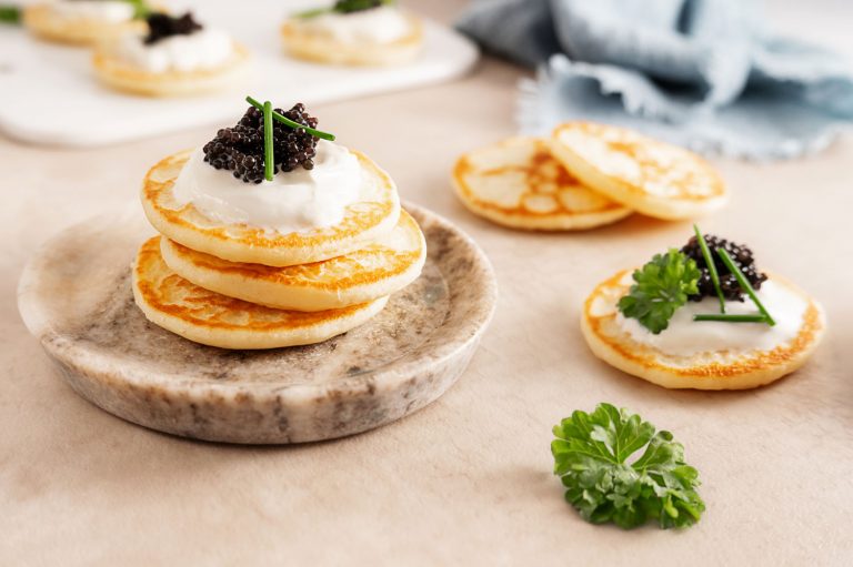 Blinis de pommes de terre maison, crème fraîche et caviar