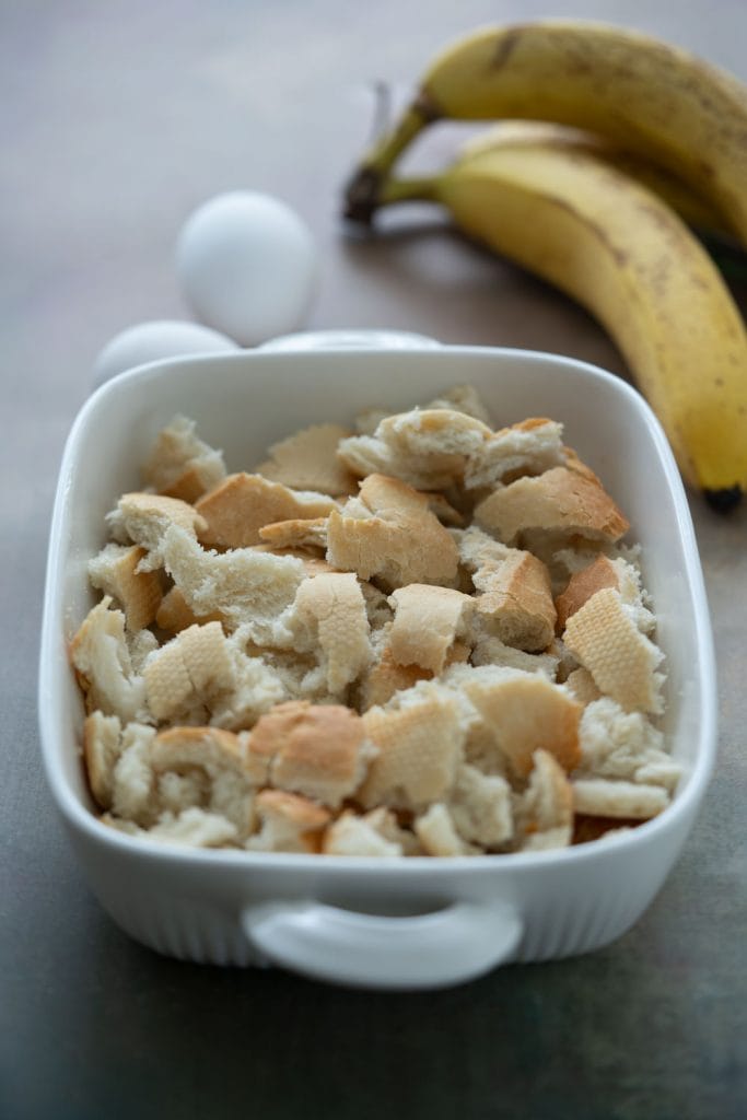 Couper en cubes le pain rassis