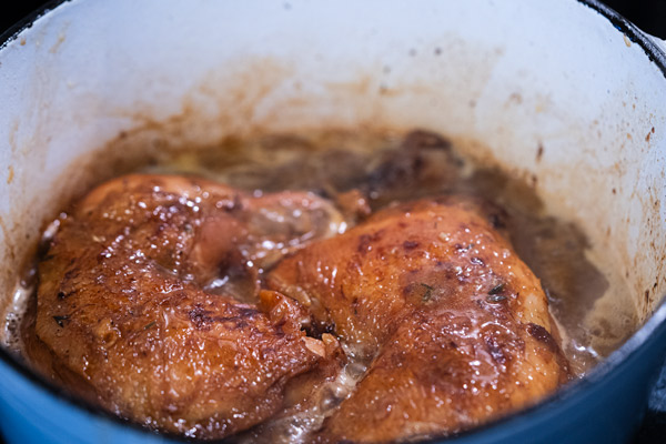 Remettre les cuisses de poulet dans la cocotte
