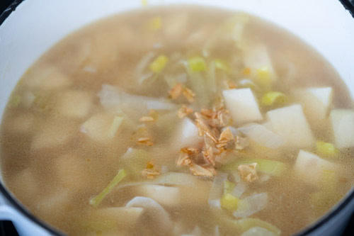 ajouter le bouillon et l'ail