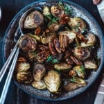 Choux de Bruxelles rôtis au sirop d’érable et balsamique avec noix de pécan