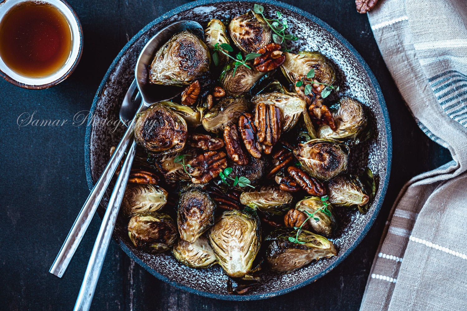 Choux de Bruxelles rôtis au sirop d’érable et balsamique avec noix de pécan