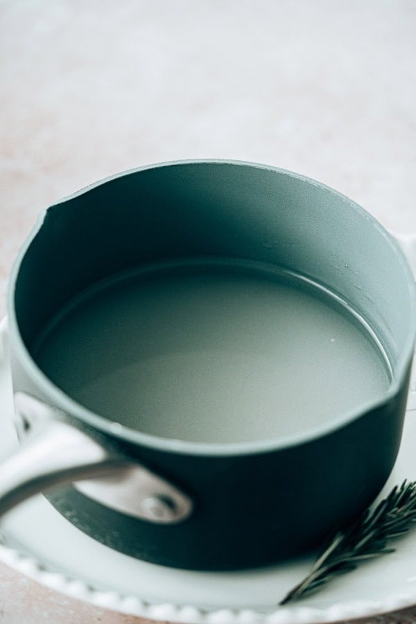 chauffer l'eau et le sucre