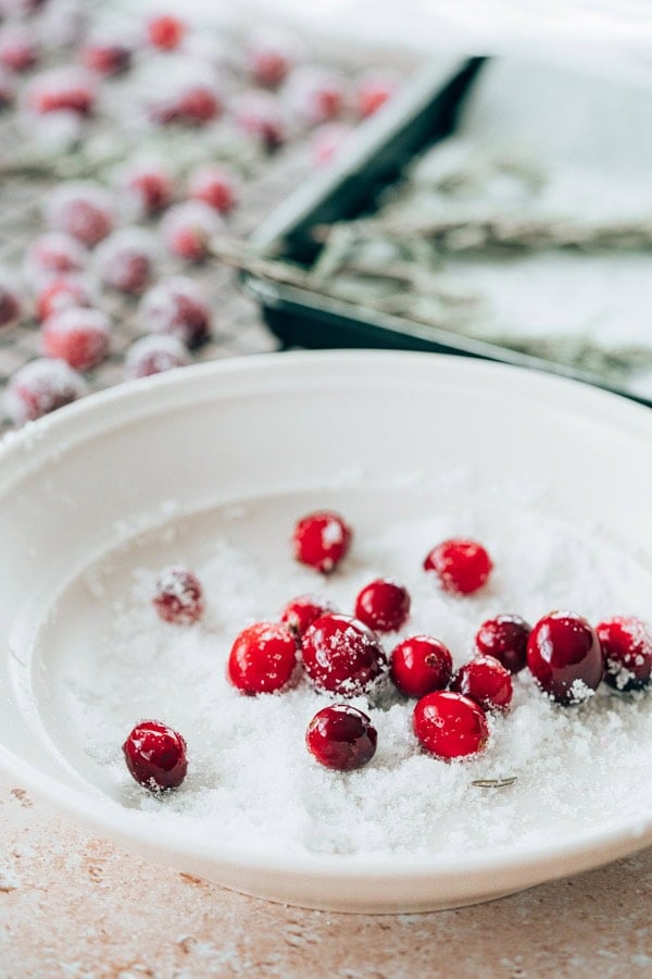 rouler les canneberges dans du sucre