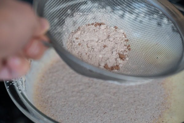 tamiser la farine et le cacao