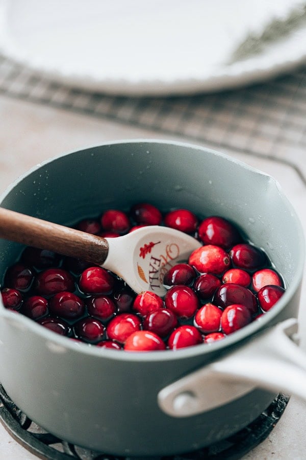 verser les canneberges dans le sirop