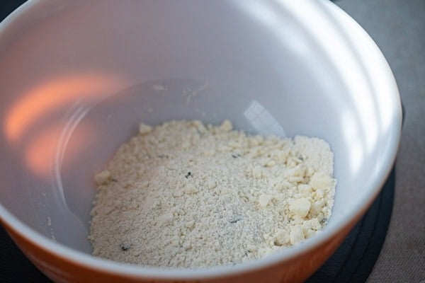 sabler la préparation au parmesan 