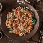 Riz sauté au saumon et légumes à la sauce soja