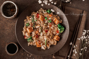 Riz sauté au saumon et légumes à la sauce soja