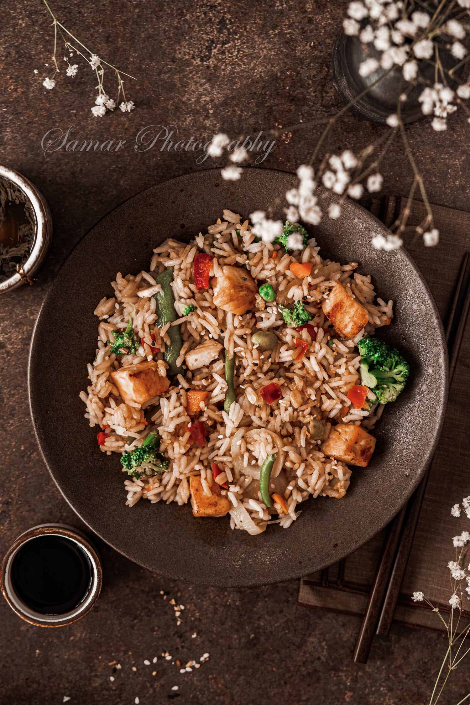 Riz sauté au saumon et légumes à la sauce soja