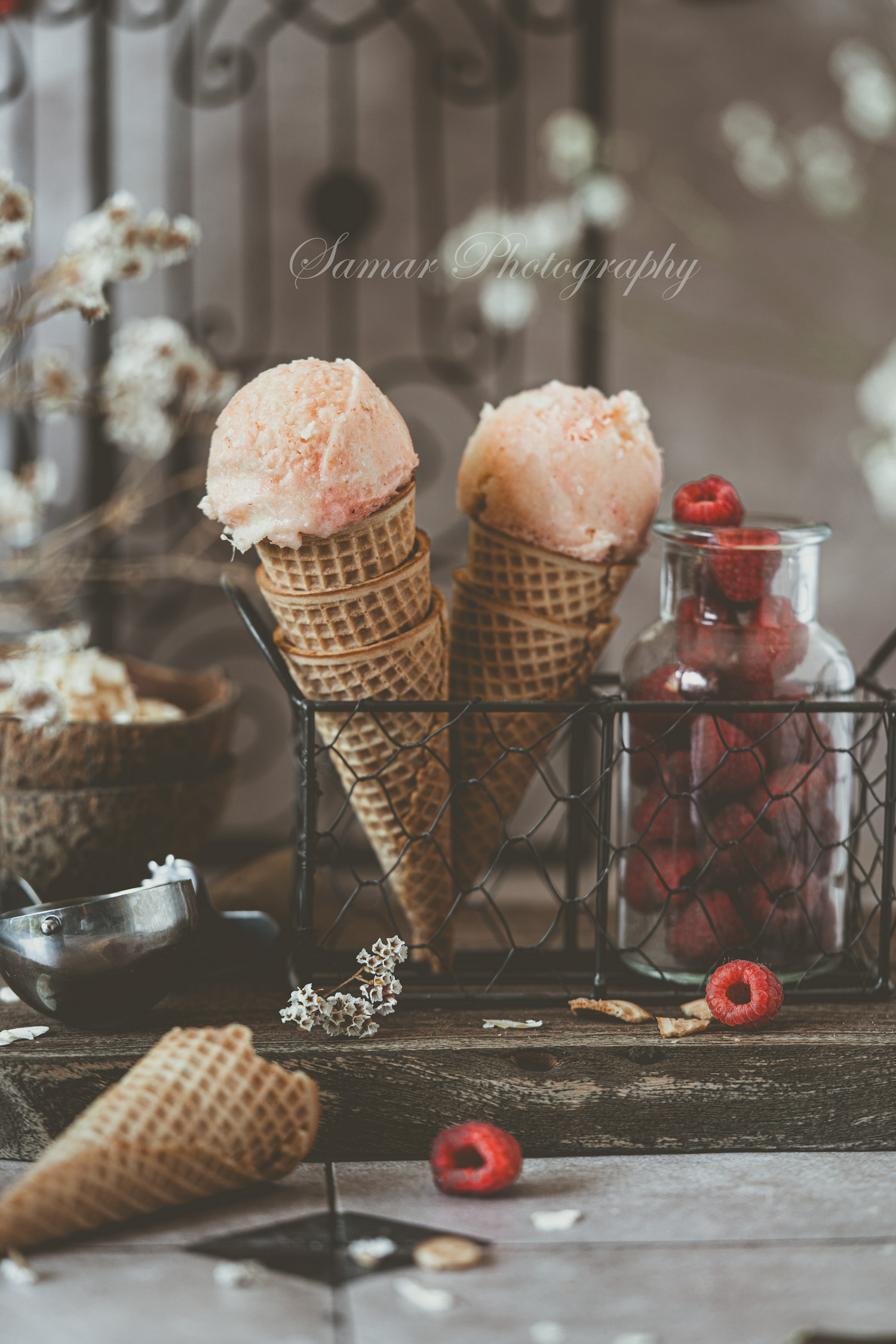la glace a la noix de coco et coulis de framboise