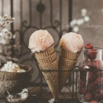 Glace coco sans sorbetière avec un coulis de framboise marbré