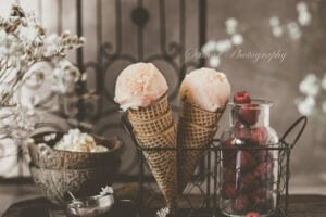 Glace coco sans sorbetière avec un coulis de framboise marbré