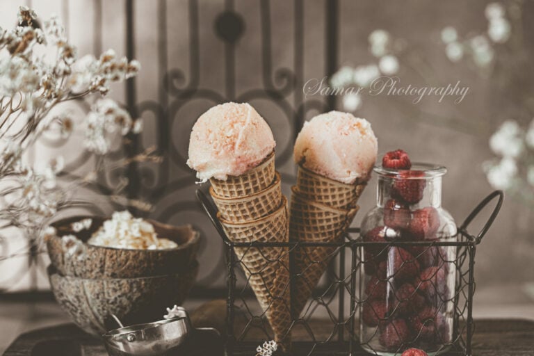 Glace coco sans sorbetière avec un coulis de framboise marbré