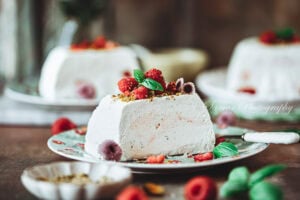 Semifreddo au basilic, citron vert et framboises : Un dessert glacé frais