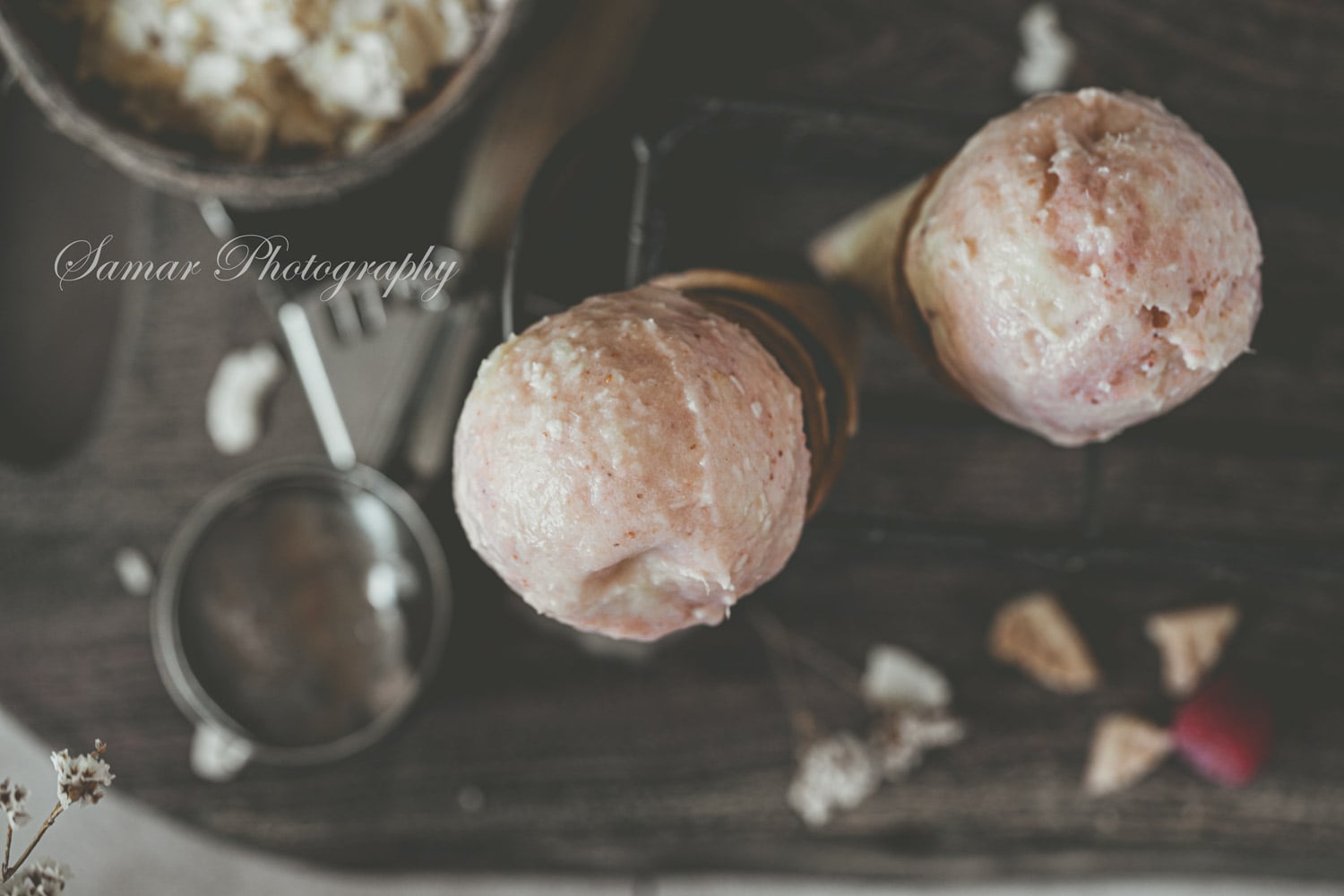 Glace coco sans sorbetière avec un coulis de framboise marbré