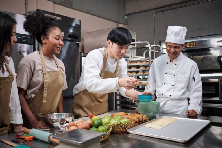 Offrir un atelier culinaire à Paris : le cadeau gourmand parfait